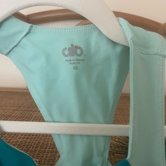 5/$25 Alo Yoga structured workout women’s colorblock tank - Picture 4 of 4